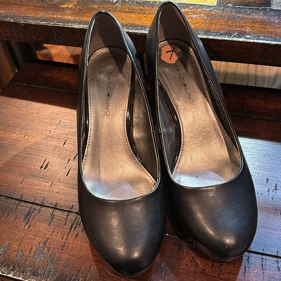 Bandolino size 7 black heels with shiny heels and shiny platform in front. - Picture 2 of 4